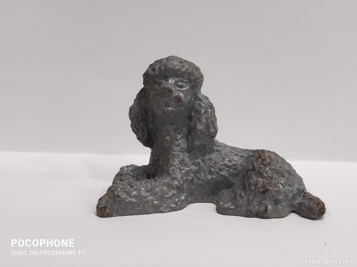 Antig&uuml;edades: Escultura peque&ntilde;a de perro, caniche - Foto 1