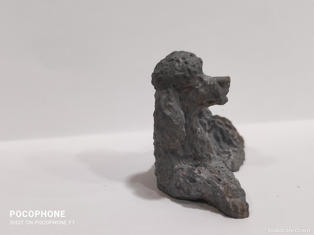 Antig&uuml;edades: Escultura peque&ntilde;a de perro, caniche - Foto 2
