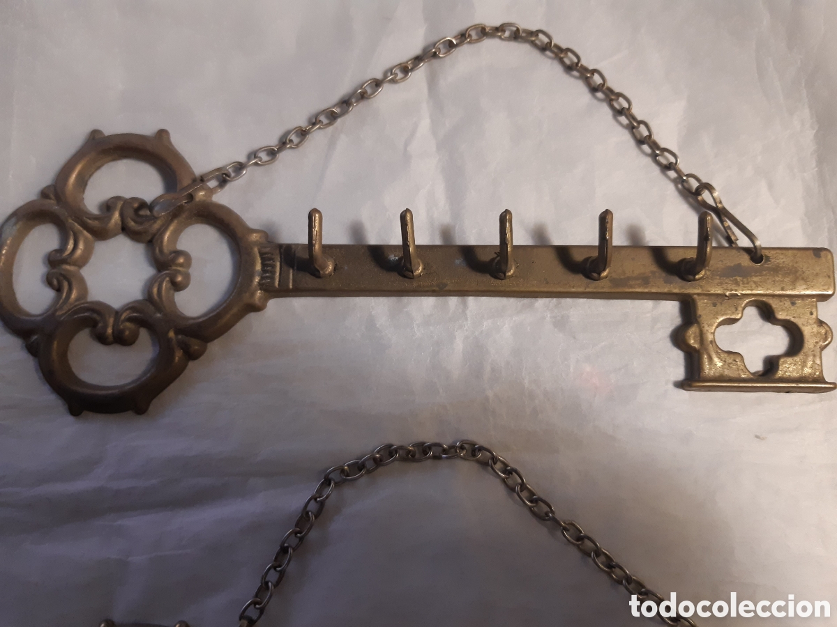 Antig&uuml;edades: 2 CUELGALLAVES DE BRONCE O LATON - Foto 2
