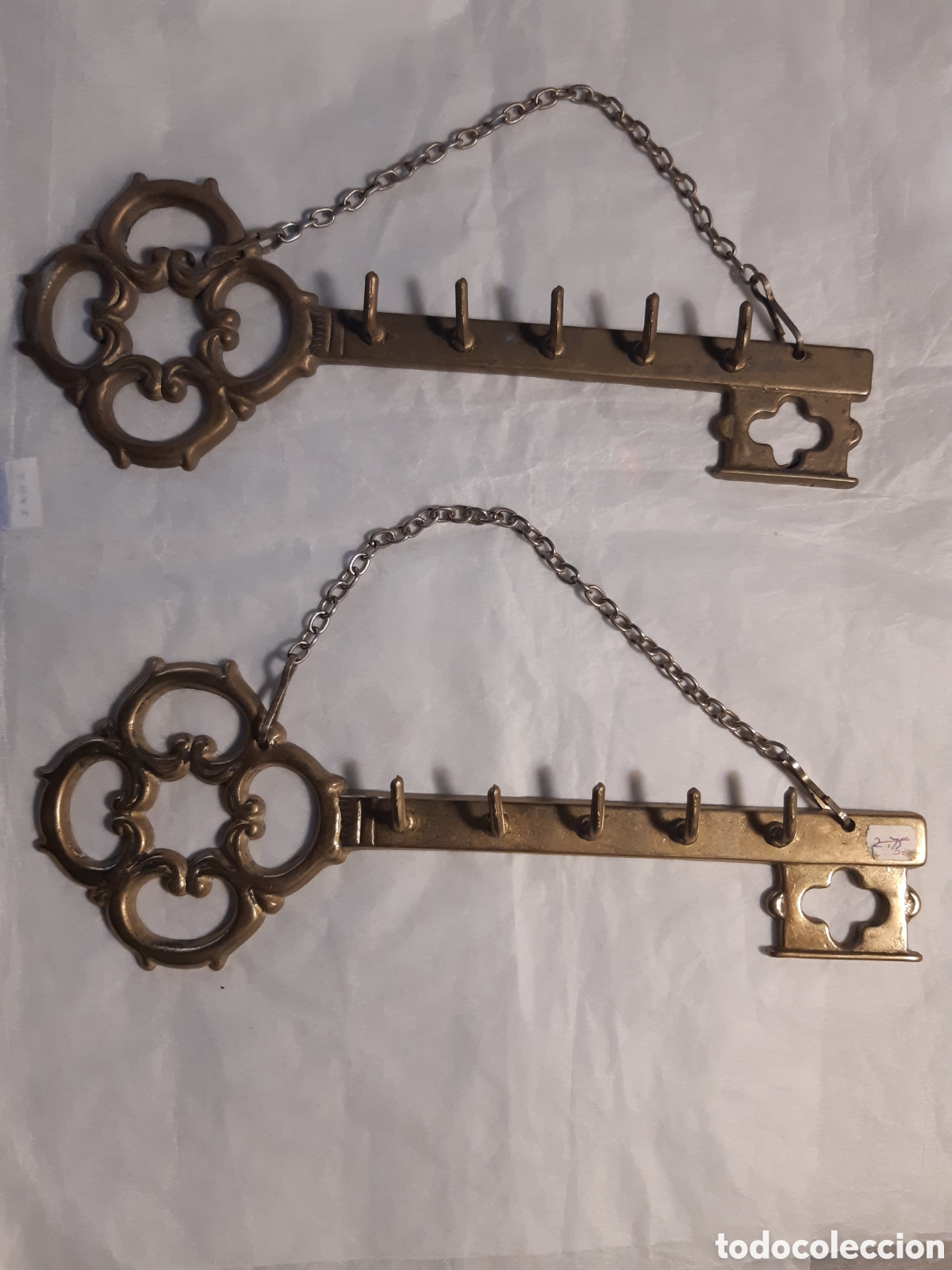 Antig&uuml;edades: 2 CUELGALLAVES DE BRONCE O LATON - Foto 1