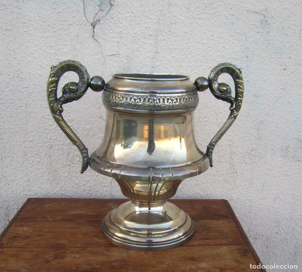 Antig&uuml;edades: Jarron de metal plateado repujado - Foto 1