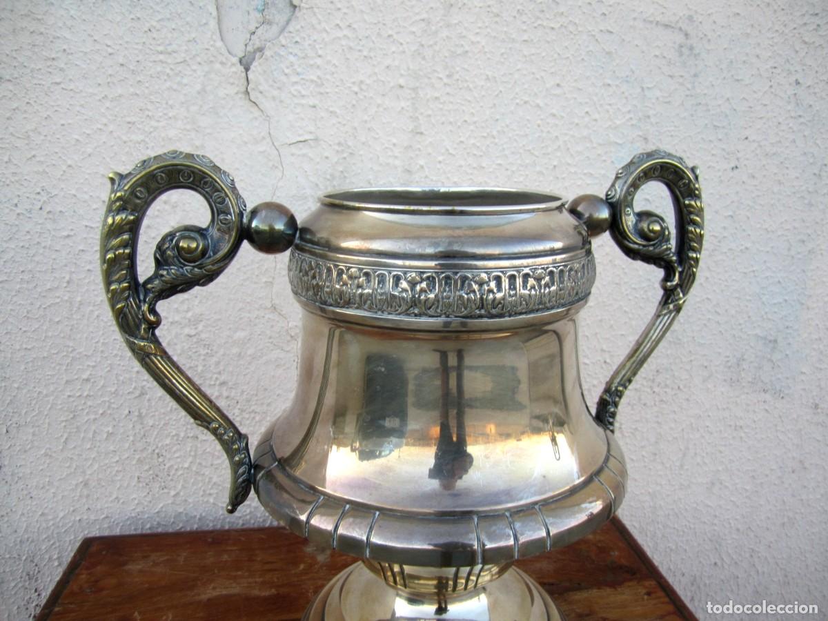 Antig&uuml;edades: Jarron de metal plateado repujado - Foto 2