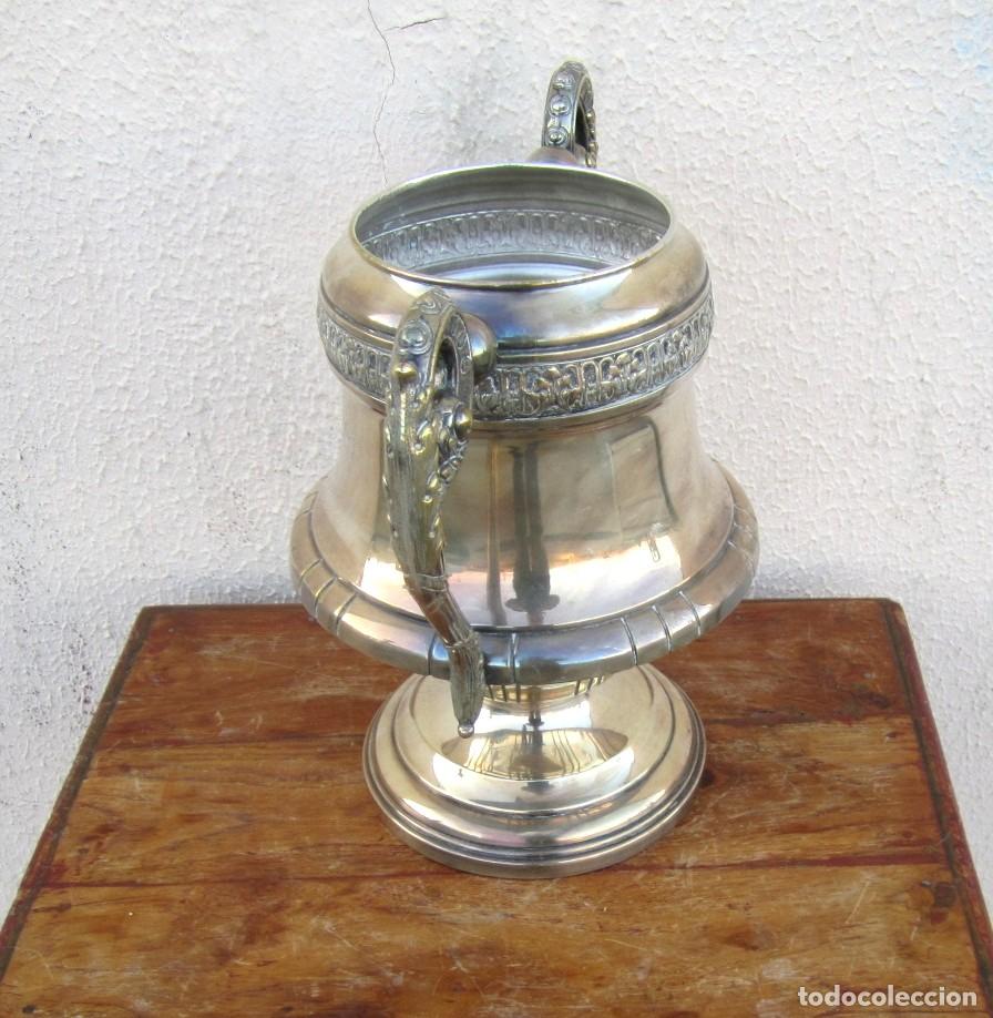 Antig&uuml;edades: Jarron de metal plateado repujado - Foto 7