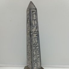 Antigüedades: BONITO OBELISCO EGIPCIO ANTIGUO TALLADO A MANO EN PIEDRA CALIZA.