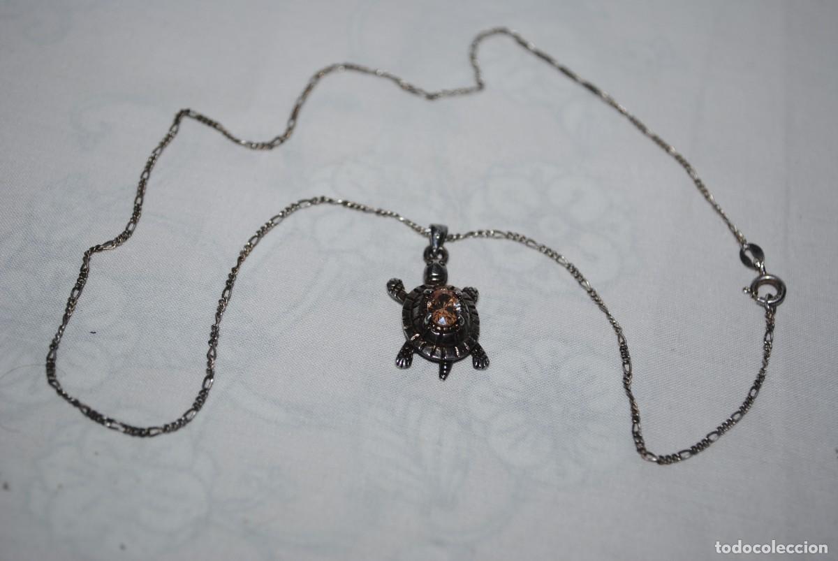 Antig&uuml;edades: COLGANTE EN FORMA DE TORTUGA Y CADENA DE PLATA . - Foto 1