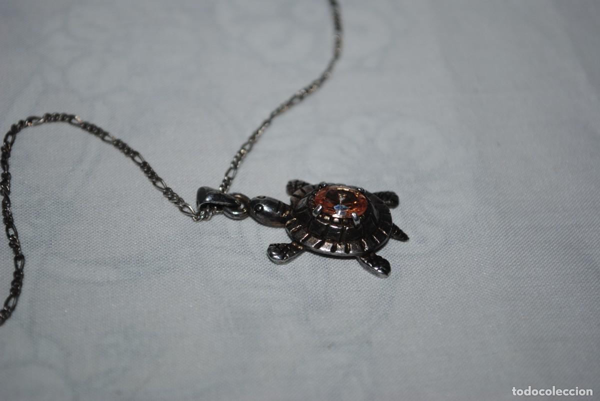 Antig&uuml;edades: COLGANTE EN FORMA DE TORTUGA Y CADENA DE PLATA . - Foto 2