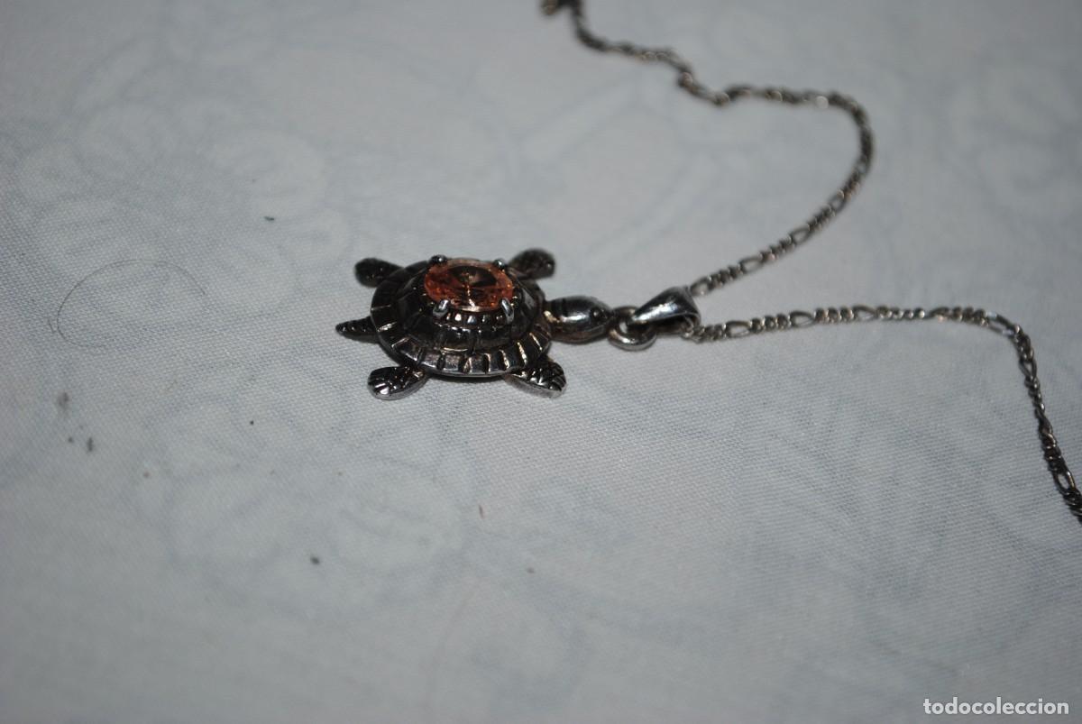 Antig&uuml;edades: COLGANTE EN FORMA DE TORTUGA Y CADENA DE PLATA . - Foto 3