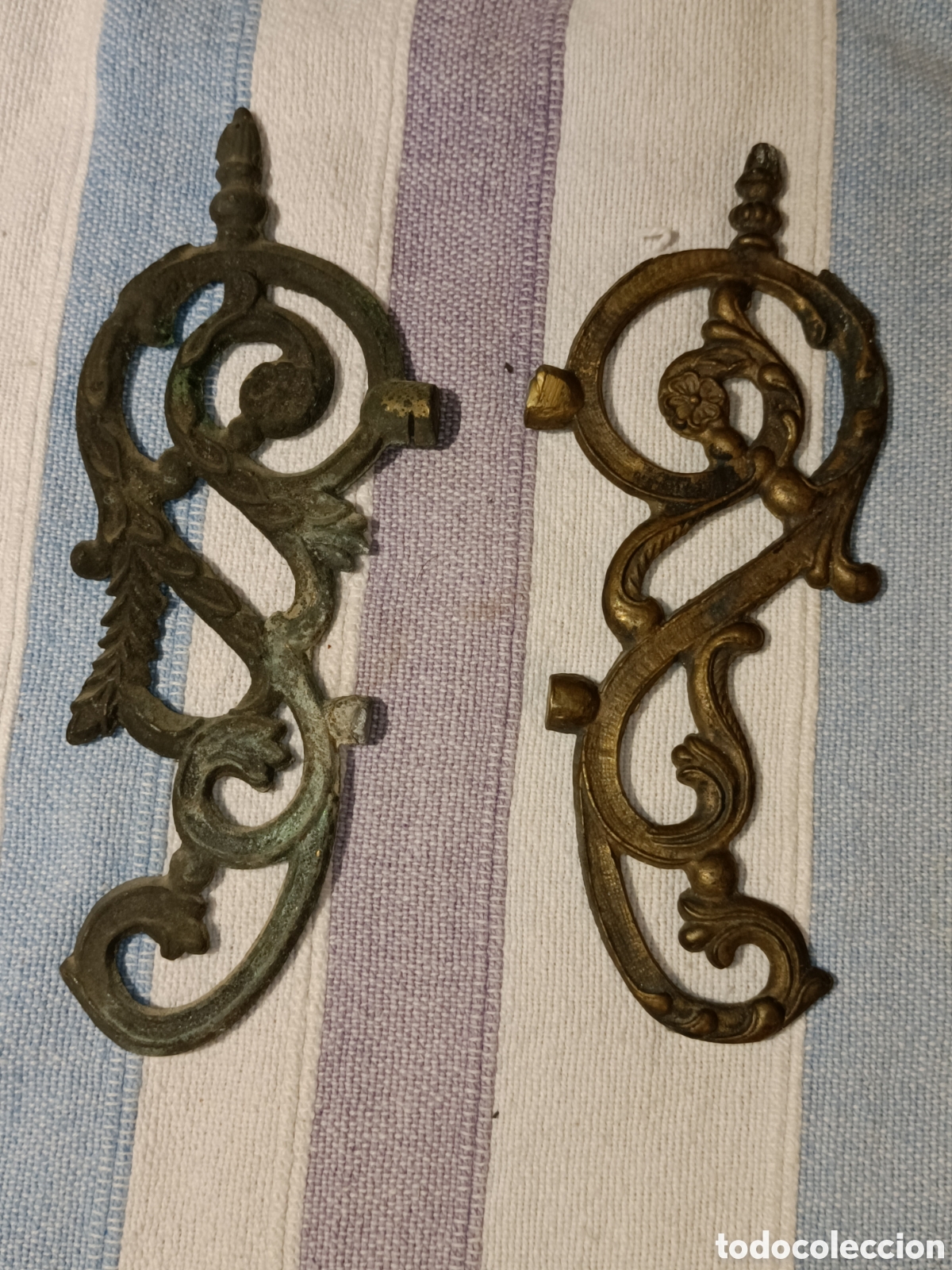Antig&uuml;edades: Dos decorativas piezas de cobre. 17 x 7 cms