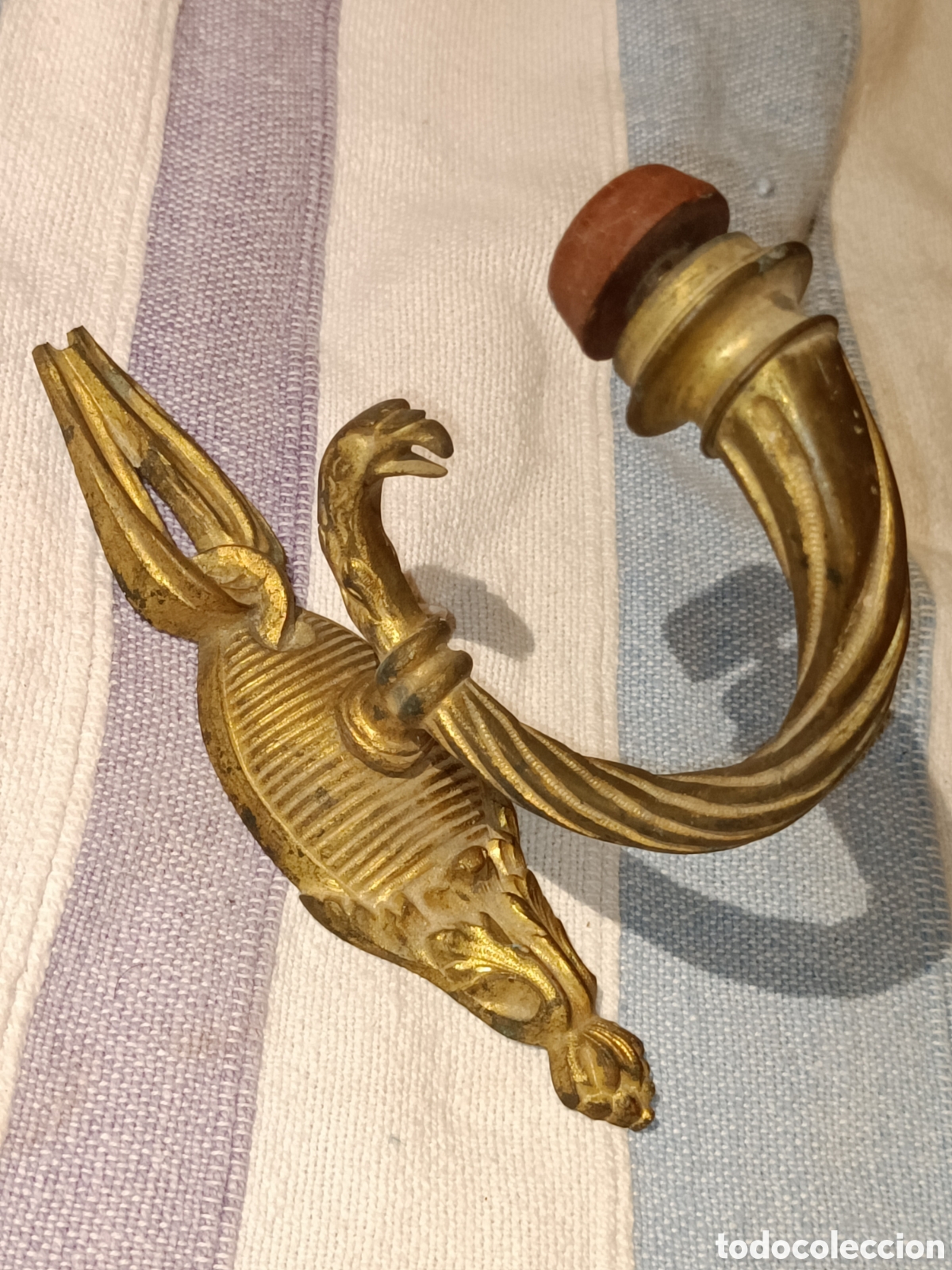 Antig&uuml;edades: Decorativa pieza. Colgador de ropa. 15 x 11 cms