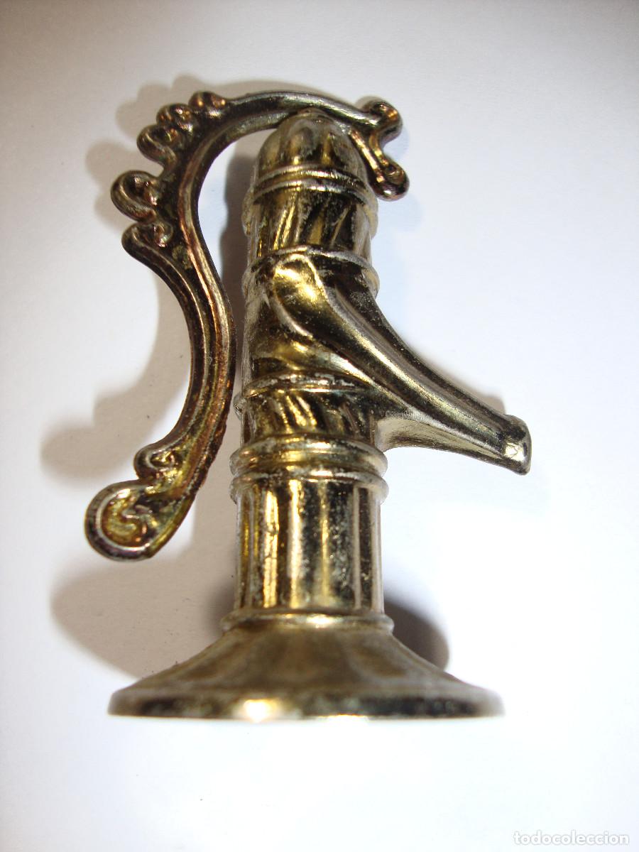 Antiques: FUENTE EN BRONCE DECORACION DIMENSIONES 6,5 X 4 CM