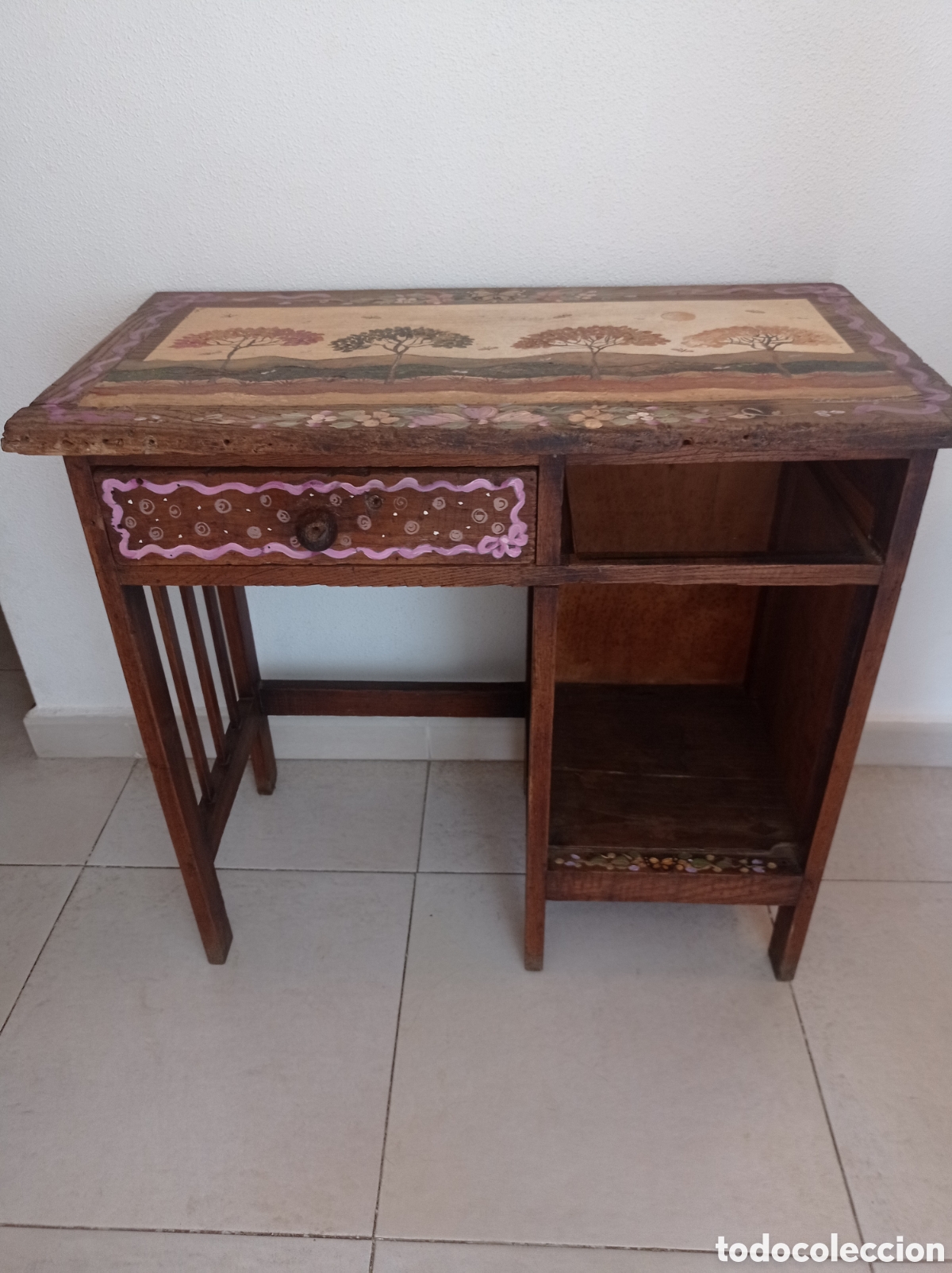 Antig&uuml;edades: &Uacute;nico mueble auxiliar, firmado