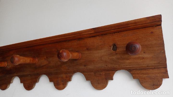 Antig&uuml;edades: ANTIGUA PERCHA MARAGATA DE MADERA - Foto 3