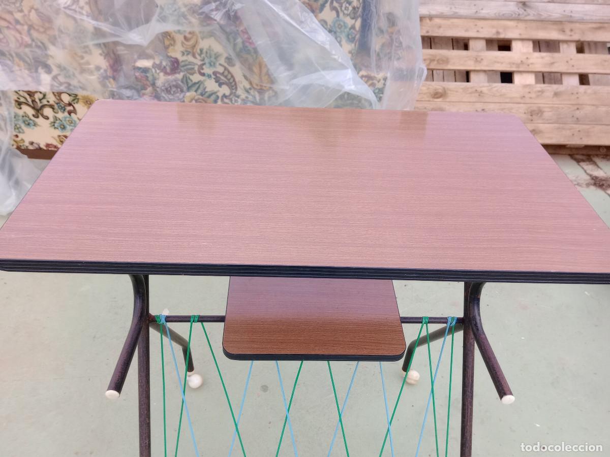 Antig&uuml;edades: mesa de televicion vitange - Foto 3