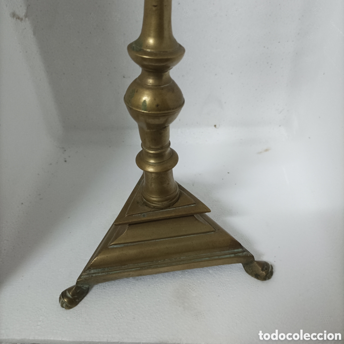 Antig&uuml;edades: Candelero finales siglo XVIII,en Bronce ,patas garra ,con base triangular - Foto 2