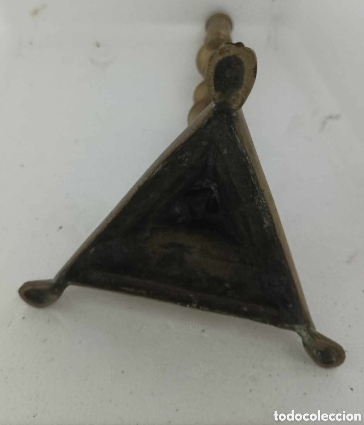 Antig&uuml;edades: Candelero finales siglo XVIII,en Bronce ,patas garra ,con base triangular - Foto 4