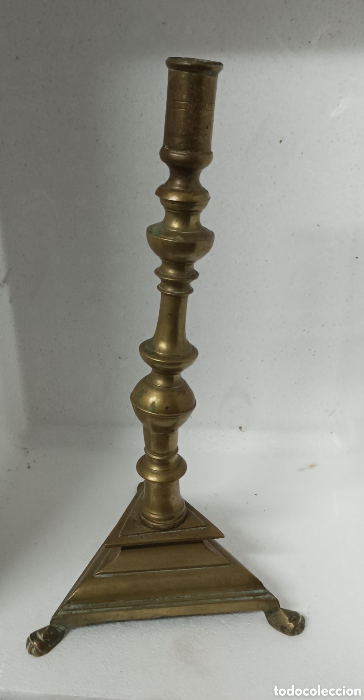 Antig&uuml;edades: Candelero finales siglo XVIII,en Bronce ,patas garra ,con base triangular - Foto 1