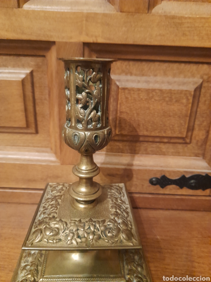 Antig&uuml;edades: Antiguo candelabro de bronce de altar - Foto 2