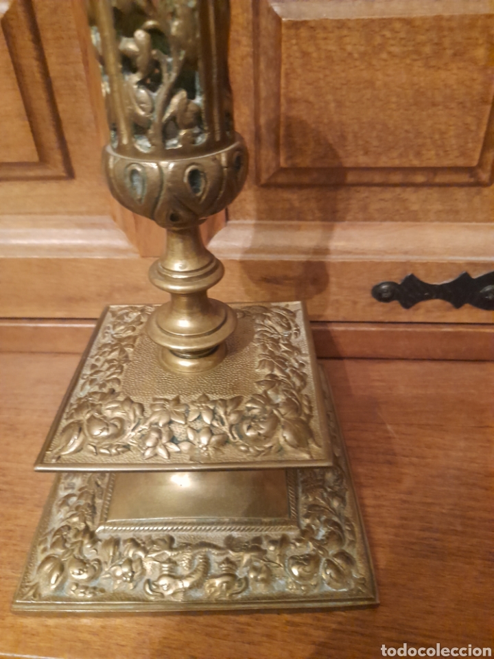 Antig&uuml;edades: Antiguo candelabro de bronce de altar - Foto 3