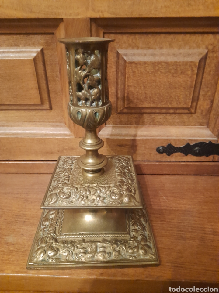 Antig&uuml;edades: Antiguo candelabro de bronce de altar - Foto 4
