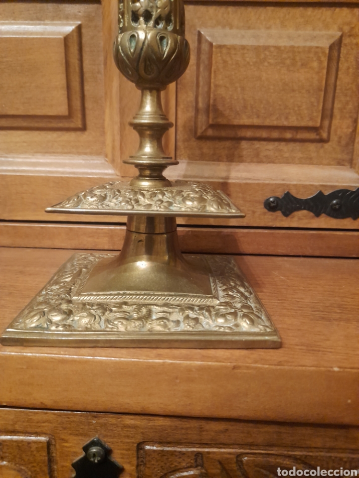 Antig&uuml;edades: Antiguo candelabro de bronce de altar - Foto 5