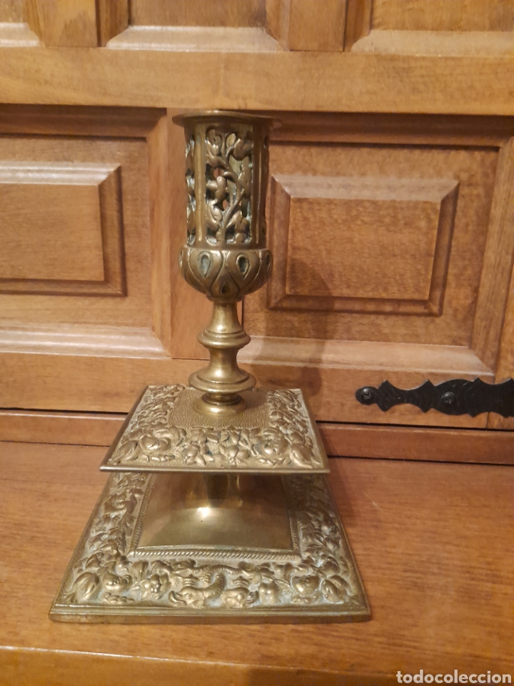 Antig&uuml;edades: Antiguo candelabro de bronce de altar - Foto 1