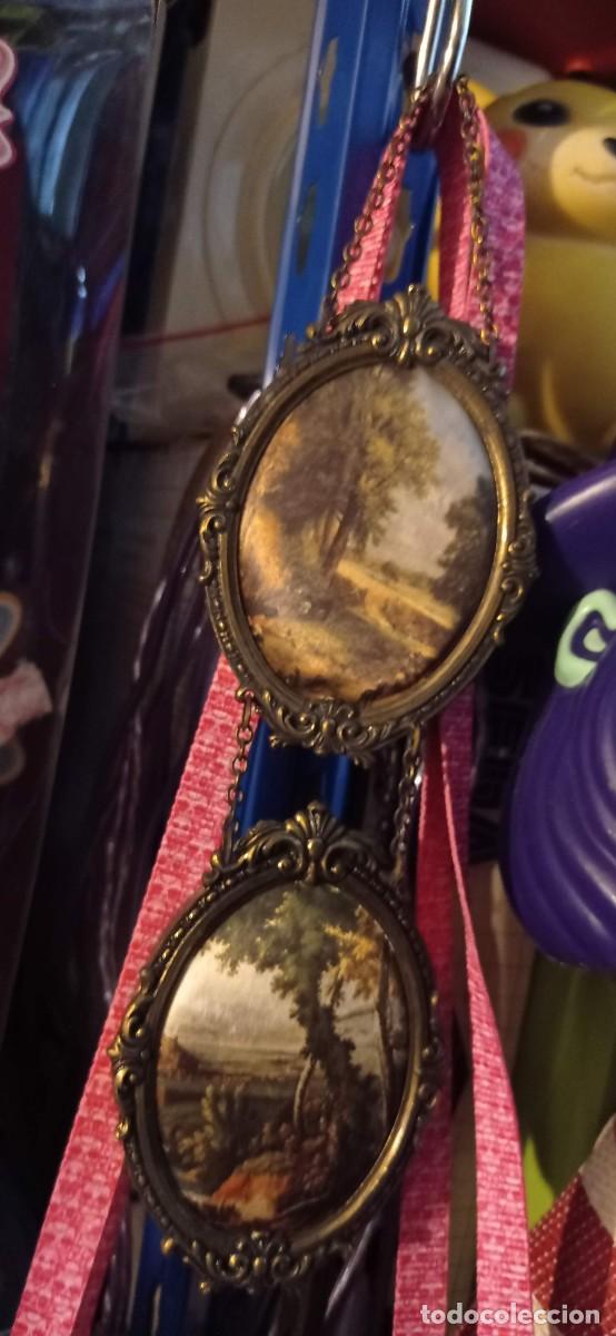 Antig&uuml;edades: 2 CUADROS PINTADOS EN TELA DE SEDA SOBRE MARCO DE BRONCE CON CALAMINA ENGARZADOS POR CADENA