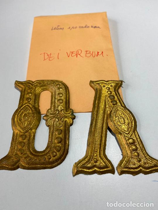 Antiguidades: 127.- DV. Dei Verbum. Palabra de Dios. Iniciales troqueladas y doradas en cart&oacute;n