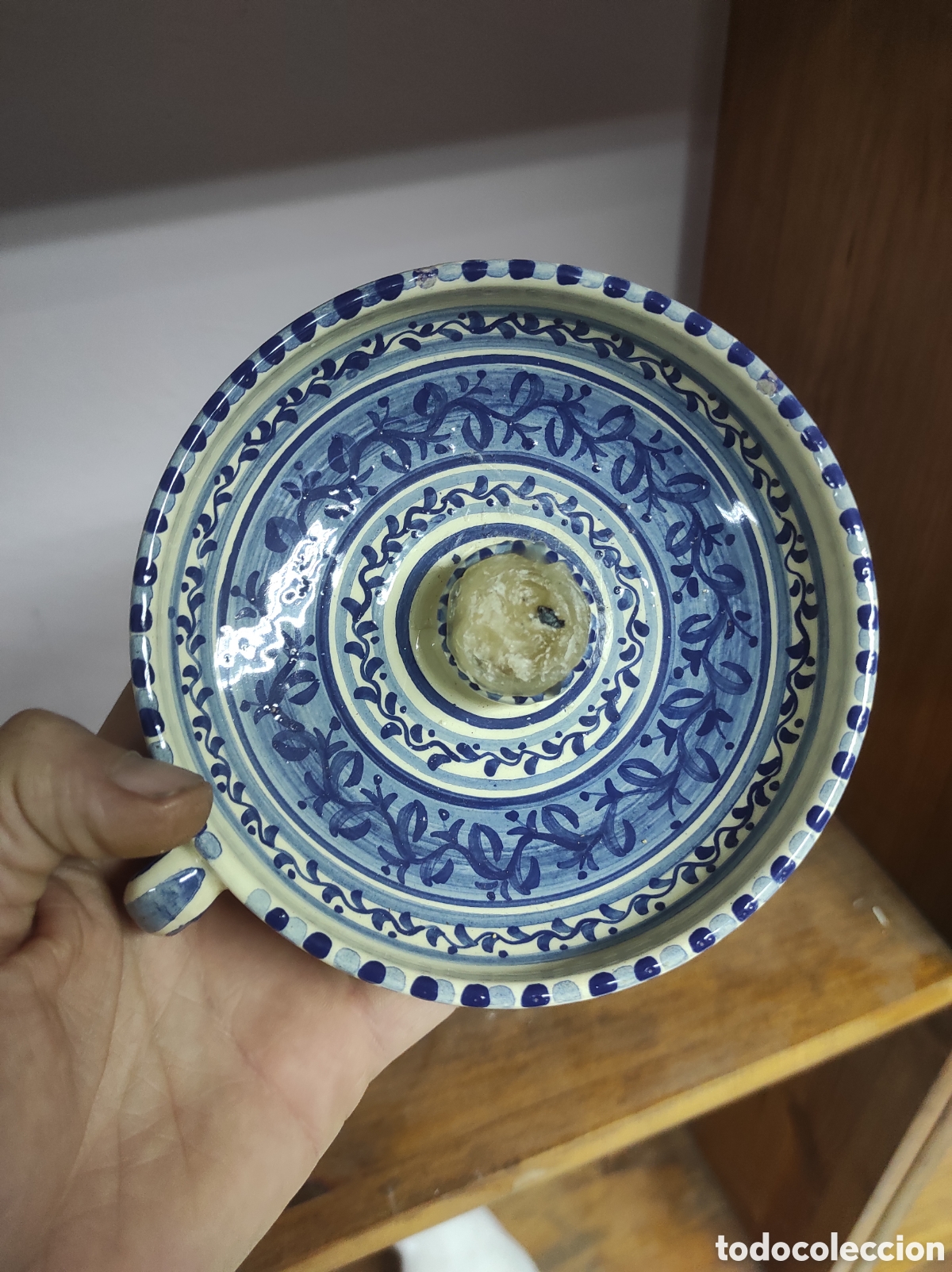 Antig&uuml;edades: PORTAVELAS O CANDIL. CON ASA. CER&Aacute;MICA MAESTRE, BIAR. FIRMADO.