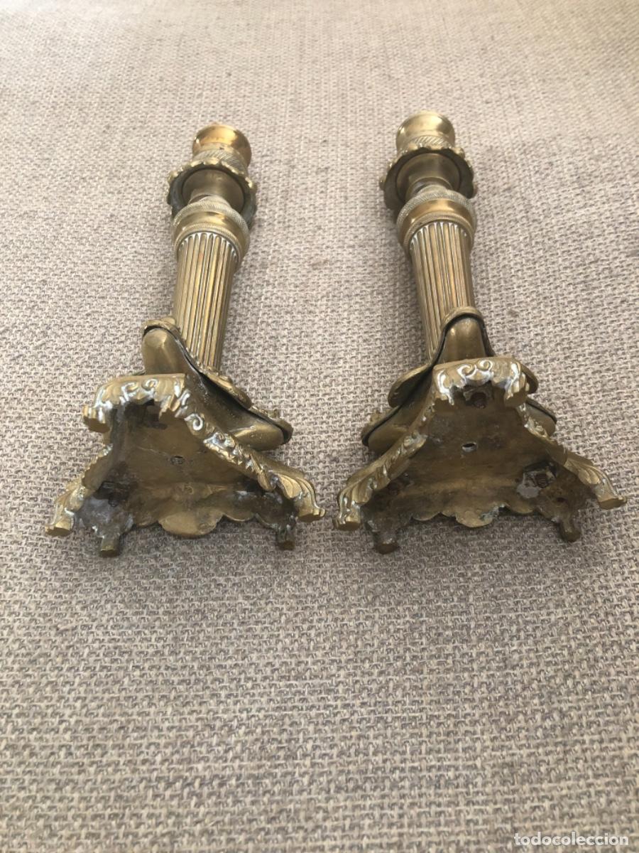 Antig&uuml;edades: Pareja de candelabros de bronce. S.XIX. - Foto 4