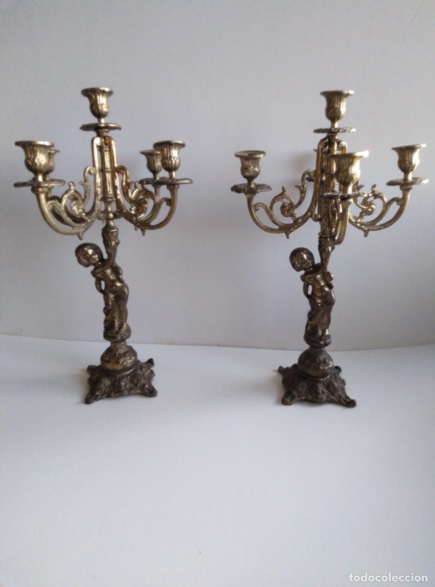 Antig&uuml;edades: PAREJA DE CANDELABROS DE BRONCE - Foto 1