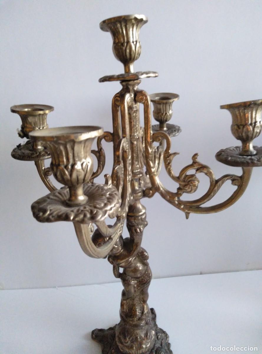 Antig&uuml;edades: PAREJA DE CANDELABROS DE BRONCE - Foto 2