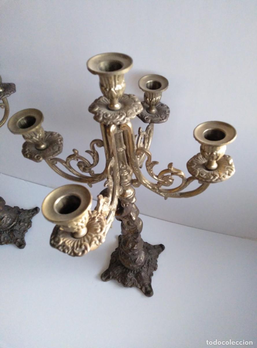 Antig&uuml;edades: PAREJA DE CANDELABROS DE BRONCE - Foto 3