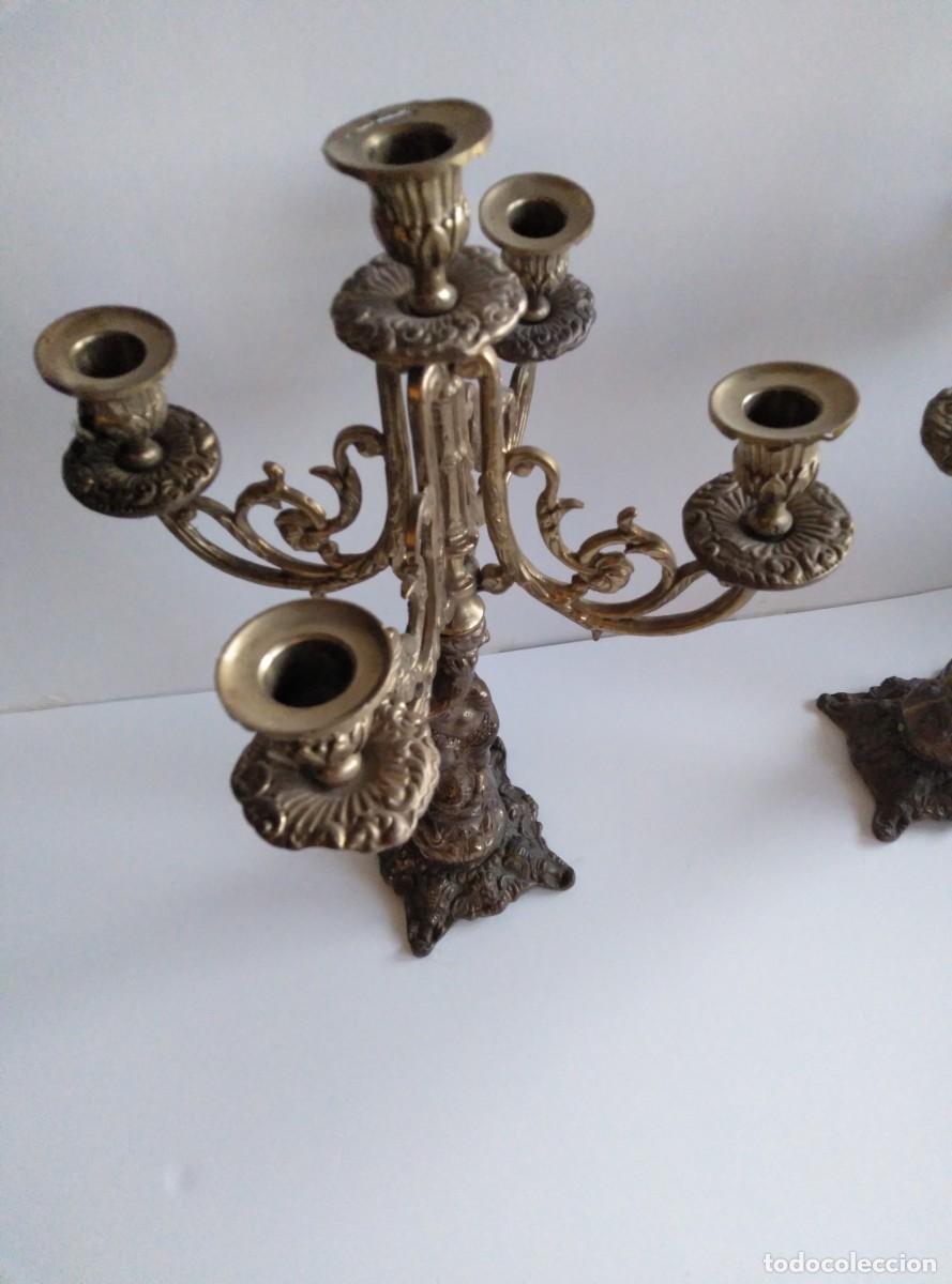 Antig&uuml;edades: PAREJA DE CANDELABROS DE BRONCE - Foto 6