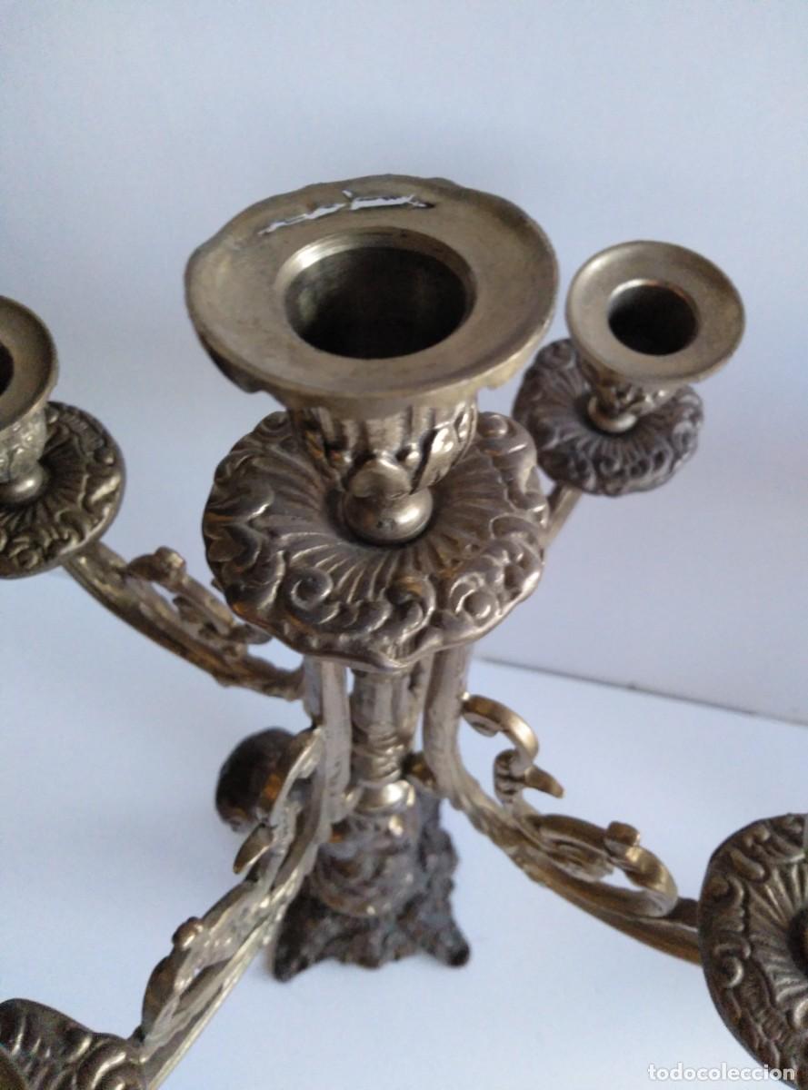 Antig&uuml;edades: PAREJA DE CANDELABROS DE BRONCE - Foto 7