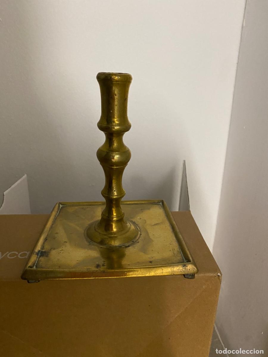 Antig&uuml;edades: Par de candelabros antiguos de bronce de base cuadrada. - Foto 1
