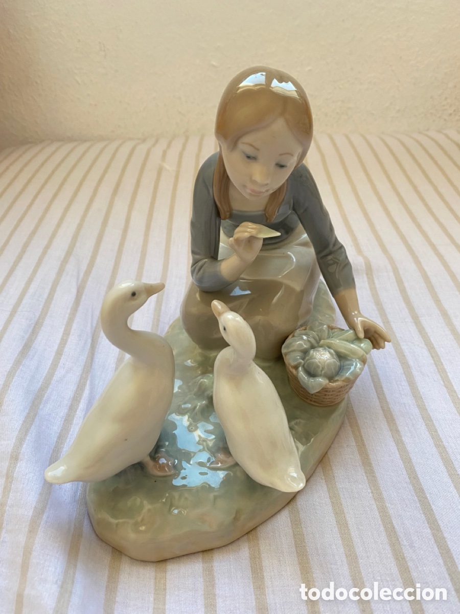 Antig&uuml;edades: Figura Lladr&oacute; Chica con dos ocas - Foto 1