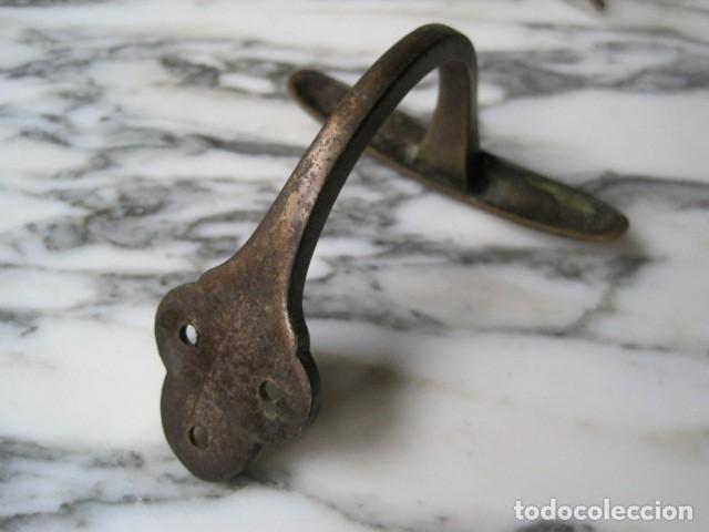 Antig&uuml;edades: COLGADOR DE LAT&Oacute;N - PERCHERO - Foto 4