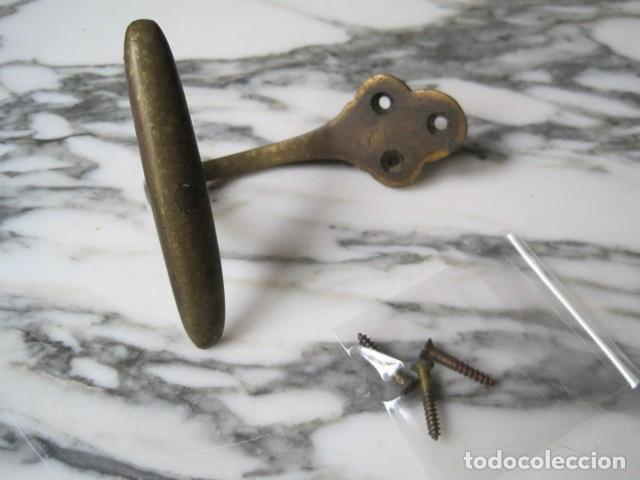 Antig&uuml;edades: COLGADOR DE LAT&Oacute;N - PERCHERO - Foto 1