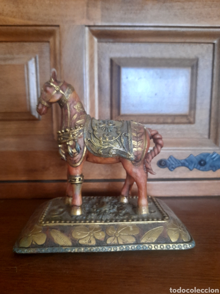 Antig&uuml;edades: Bonita figura de caballo en resina, mide 13x13 cm