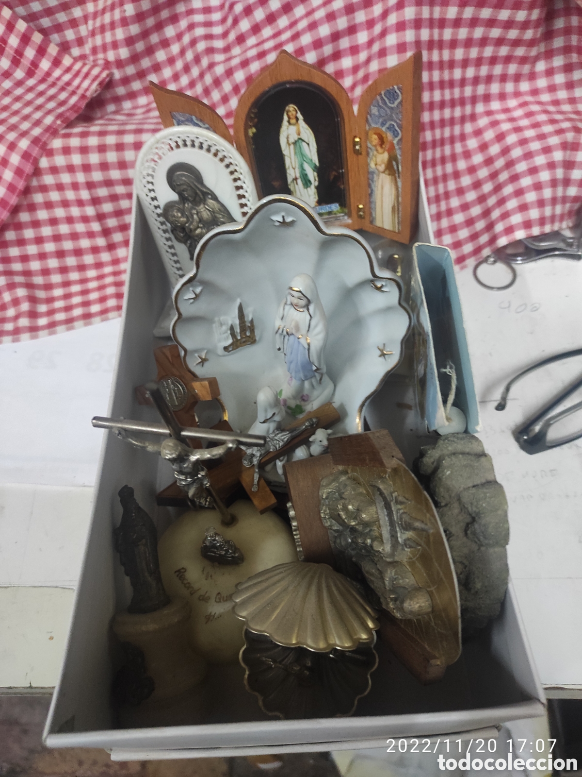 Antig&uuml;edades: CAJA CON ARTICULOS RELIGIOSOS - Foto 1