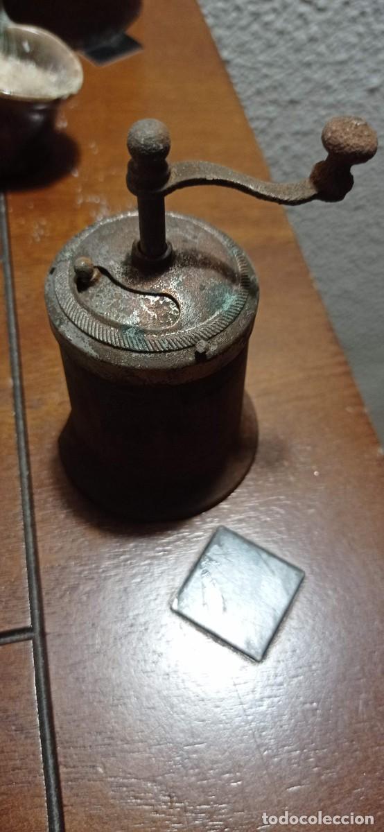 Antig&uuml;edades: ANTIGUO MOLINILLO DE PIMIENTA DE MADERA Y METAL