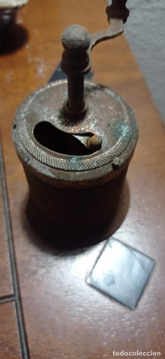 Antig&uuml;edades: ANTIGUO MOLINILLO DE PIMIENTA DE MADERA Y METAL - Foto 2