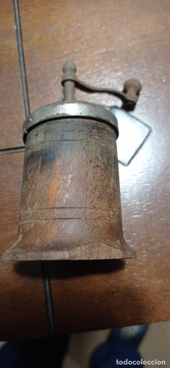 Antig&uuml;edades: ANTIGUO MOLINILLO DE PIMIENTA DE MADERA Y METAL - Foto 4