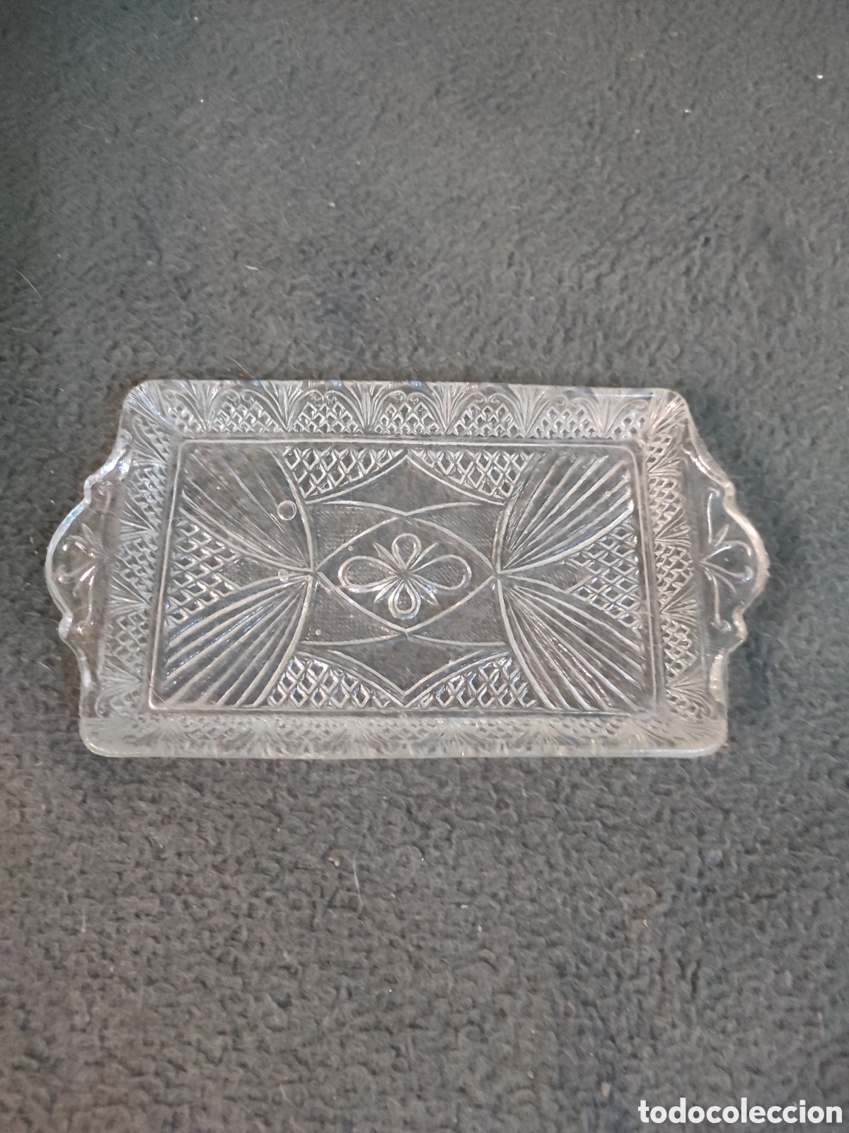 Antiguidades: Bandeja antigua de cristal tallado prensado