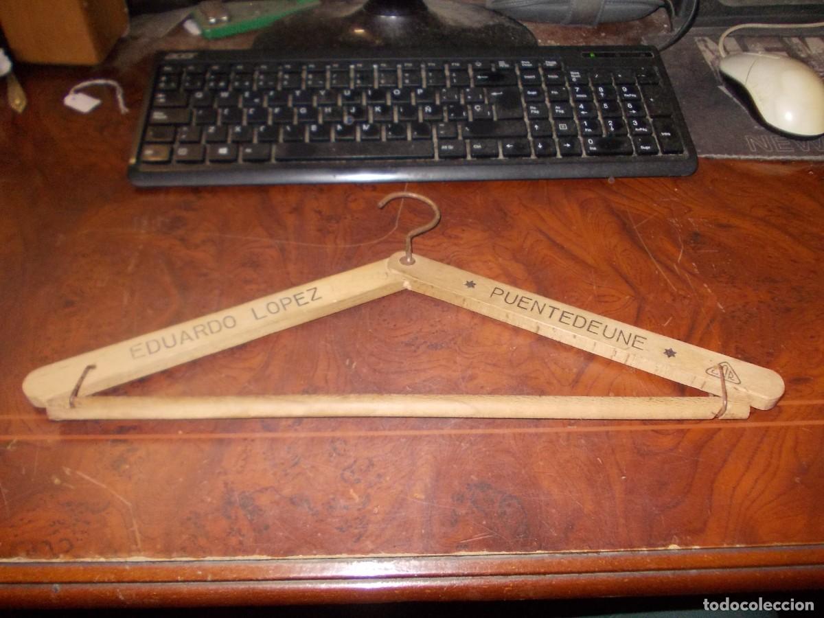 Antiguidades: Antigual percha madera plegable. Eduardo L&oacute;pez, Puentedeume (error pone Puentedeune)