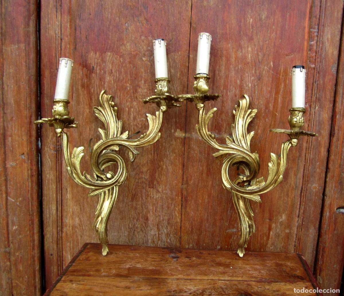 Antig&uuml;edades: Pareja de apliques en bronce, de dos luces, estilo LXV - Foto 1