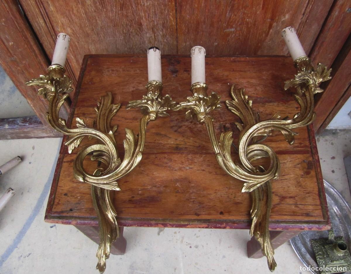 Antig&uuml;edades: Pareja de apliques en bronce, de dos luces, estilo LXV - Foto 2