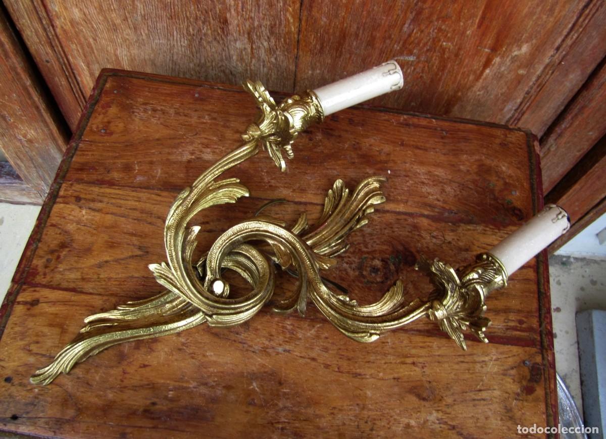 Antig&uuml;edades: Pareja de apliques en bronce, de dos luces, estilo LXV - Foto 4