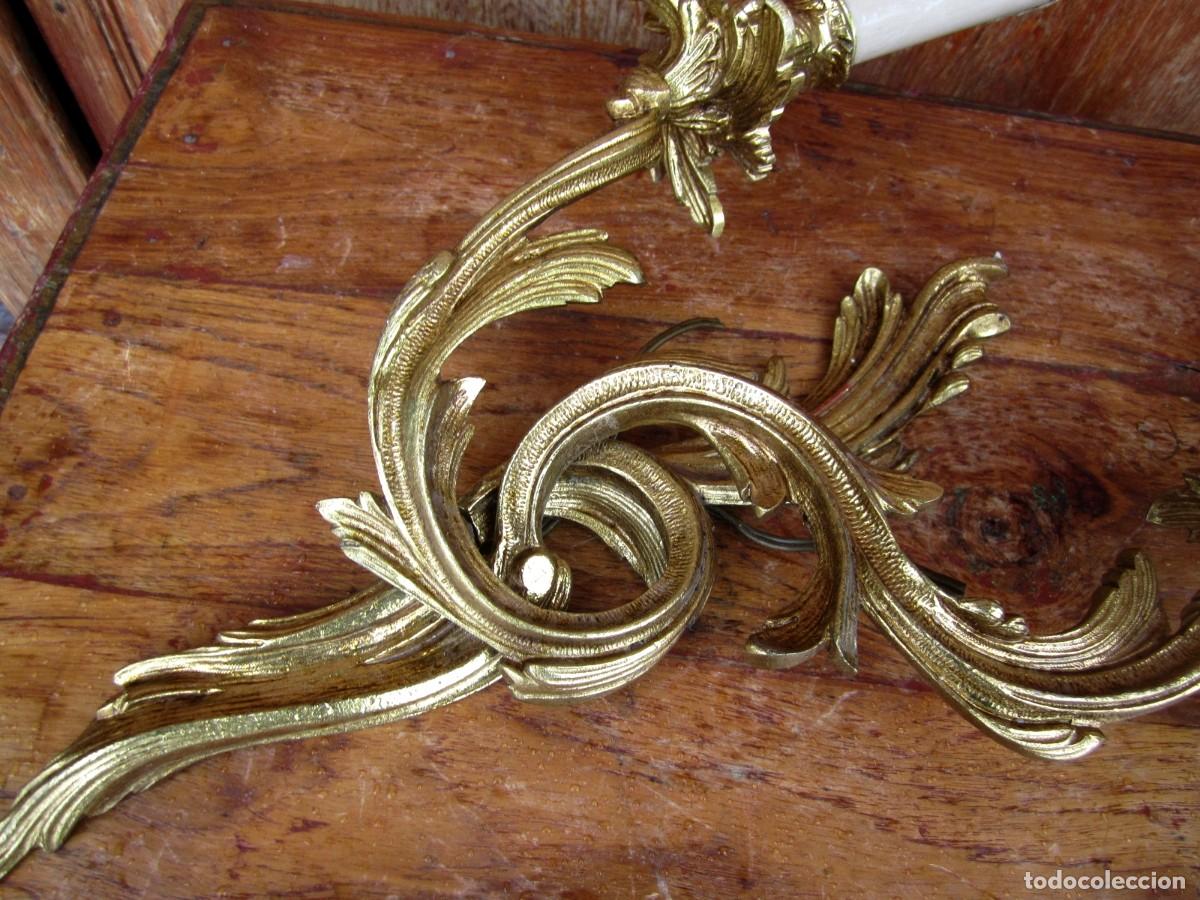 Antig&uuml;edades: Pareja de apliques en bronce, de dos luces, estilo LXV - Foto 5