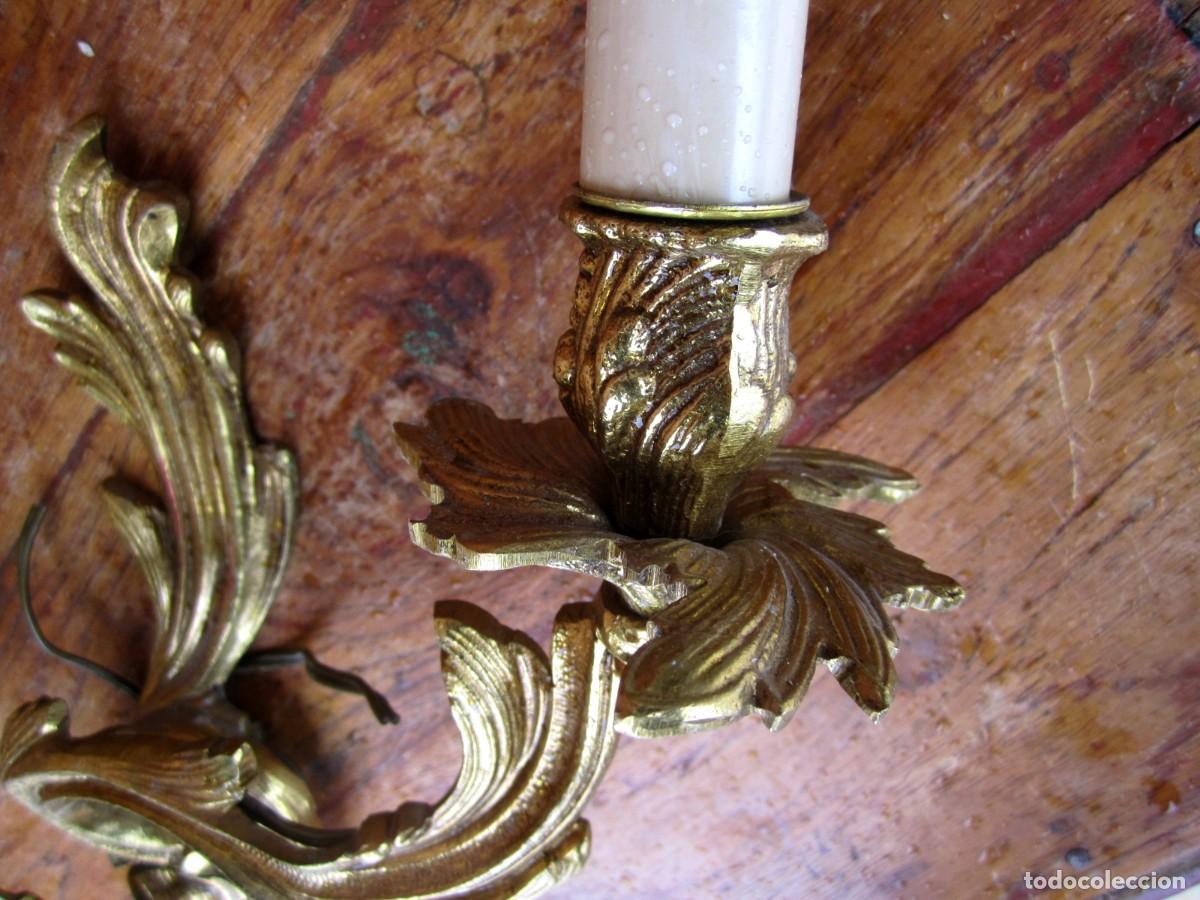 Antig&uuml;edades: Pareja de apliques en bronce, de dos luces, estilo LXV - Foto 7